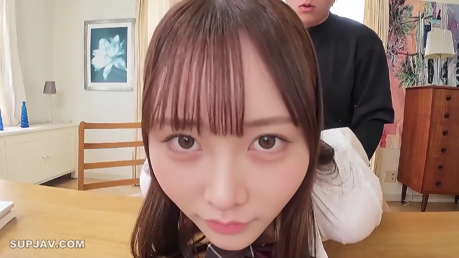 カメラをまっすぐ見つめて · 后入 · 女性面部特写 · 室内卧室或书房 · 女性穿着浅色上衣