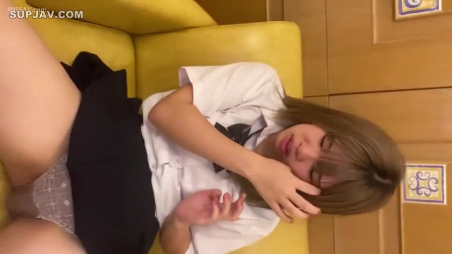 沙发上 · 大腿特写 · 白色学生制服衬衫 · 微张嘴唇