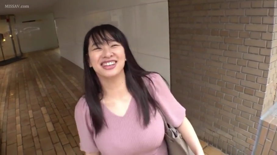 巨乳 · 站姿 · 对视 · 上半身特写 · 大笑 · 单肩包 · 粉色V领针织衫 · 户外走廊