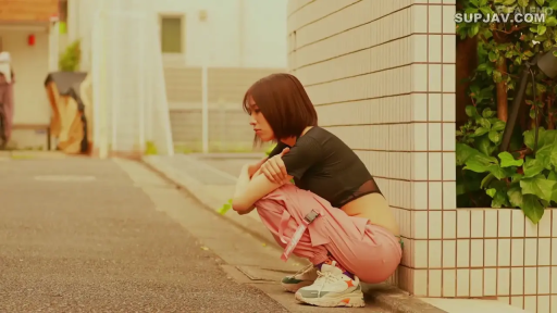 蹲姿 · 户外街道 · 侧面全景 · 粉色工装裤