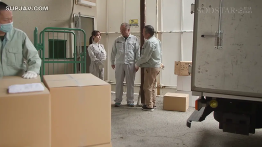 交谈 · 站立 · 全景 · 自然 · 货车 · 多人 · 灰色工作服 · 仓库外