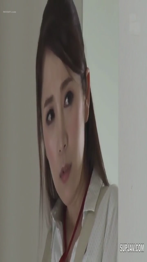 室内 · 站立 · OL装 · 面部特写 · 注视 · 熟女 · 挂绳 · 担忧