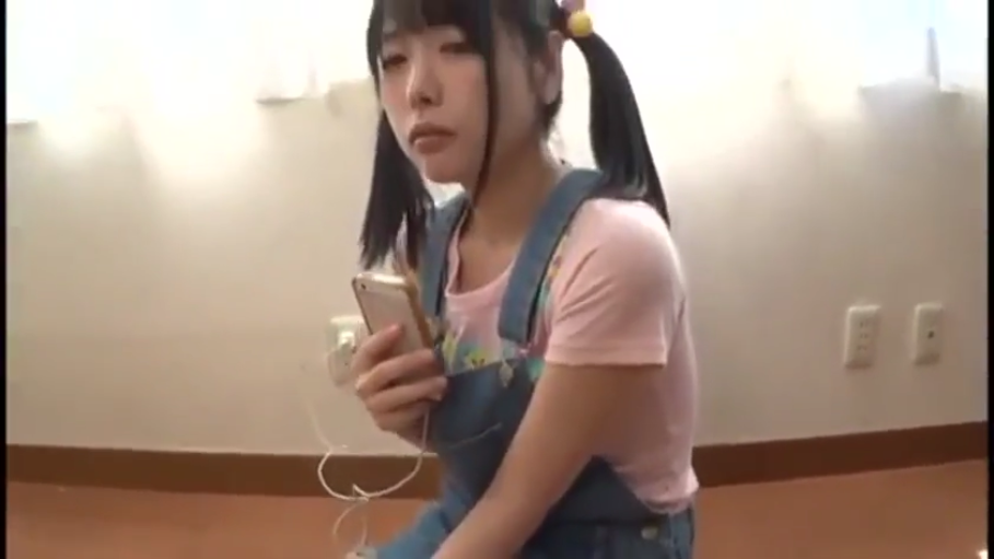 房间 · 上半身 · 呆滞 · 牛仔背带裤 · 耳机 · 房间墙壁