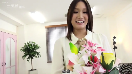 室内 · 脸部特写 · 开朗 · 白色衬衫 · 花束