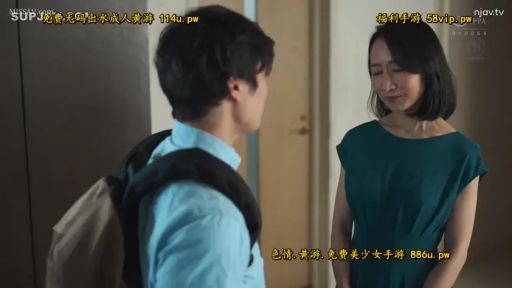 背包 · 室内走廊 · 男子背影侧脸 · 女子穿墨绿色连衣裙 · 女子含蓄微笑