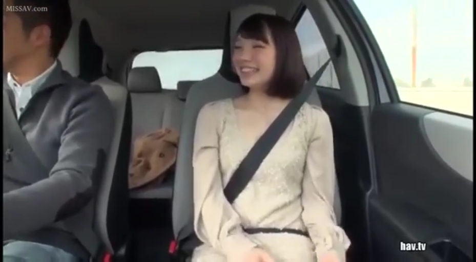 微笑 · 汽车内部 · 女性面部特写 · 行驶中的车内 · 白色蕾丝长袖连身裙
