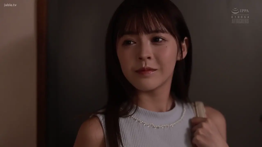 室内 · 忧郁 · 站立 · 面部特写 · 注视 · 长发 · 无袖上衣 · 单肩包