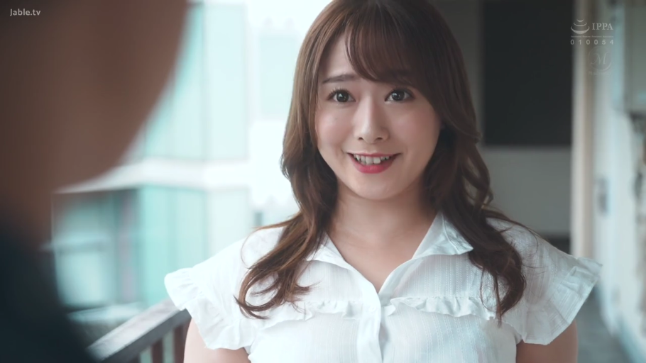 站姿 · 面部特写 · 白色褶边上衣 · 阳台走廊