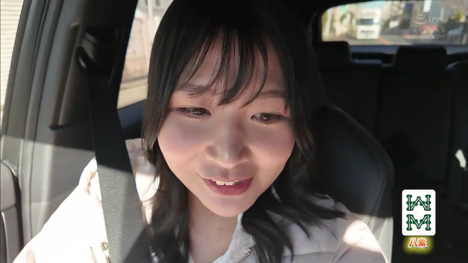 坐姿 · 谈话 · 日常 · 侧脸 · 白色外套 · 安全带 · 喜悦 · 汽车内