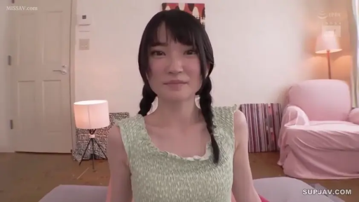 微笑 · 面对镜头 · 正坐 · 双马尾 · 半身照 · 粉色沙发 · 住宅室内 · 浅绿色无袖背心