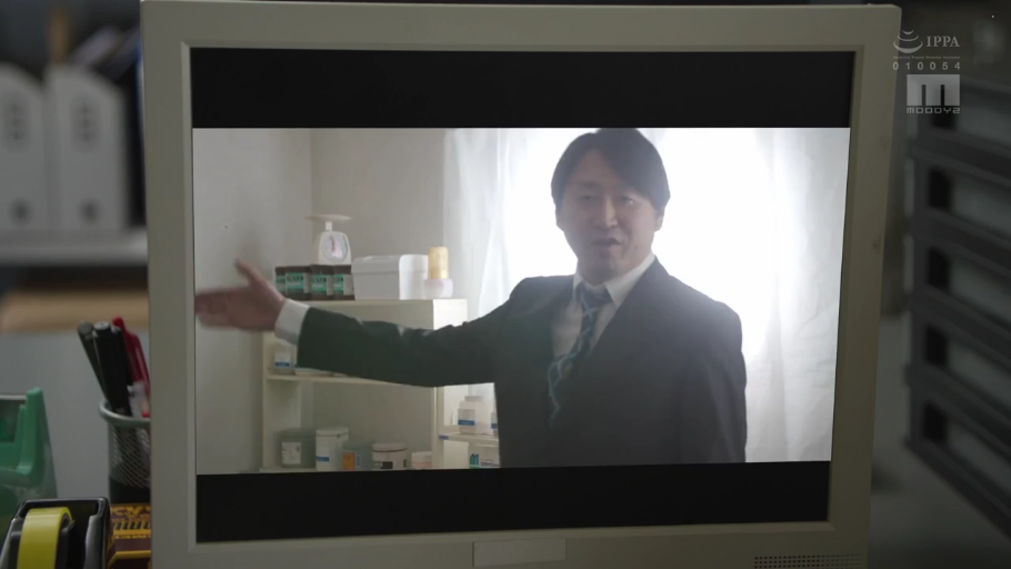 录影棚 · 领带 · 屏幕内画面 · 面无表情 · 货架上的罐装物 · 显示器屏幕特写