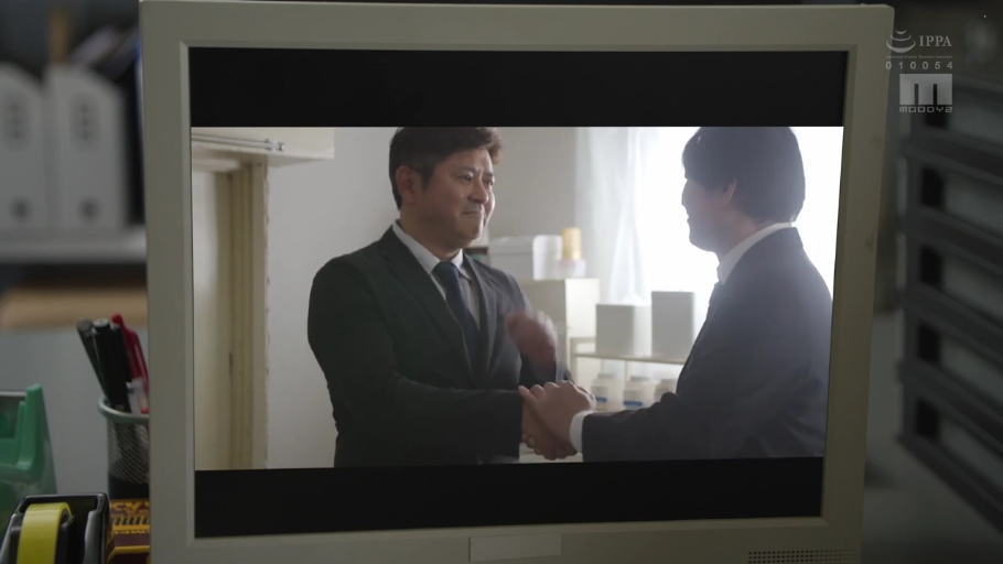 职业微笑 · 办公室 · 办公文具 · 领带 · 屏幕反光 · 屏幕画面