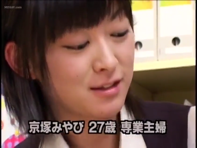 办公室 · 平静 · 五官特写 · 深色职业背心 · 日语字幕显示“27岁 专职主妇”