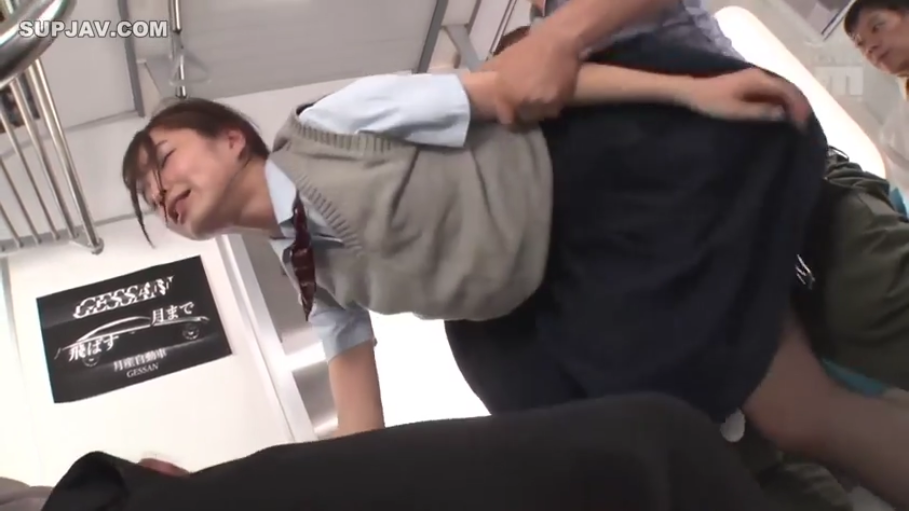 电车车厢 · 深色百褶裙 · 忍受 · 女学生面部表情特写 · 背后抱持