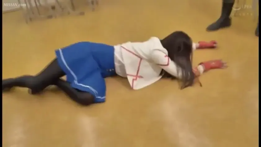教室 · 红绳 · 白色制服上衣 · 无法辨认 · 地面视角 · 双手呈被捆状