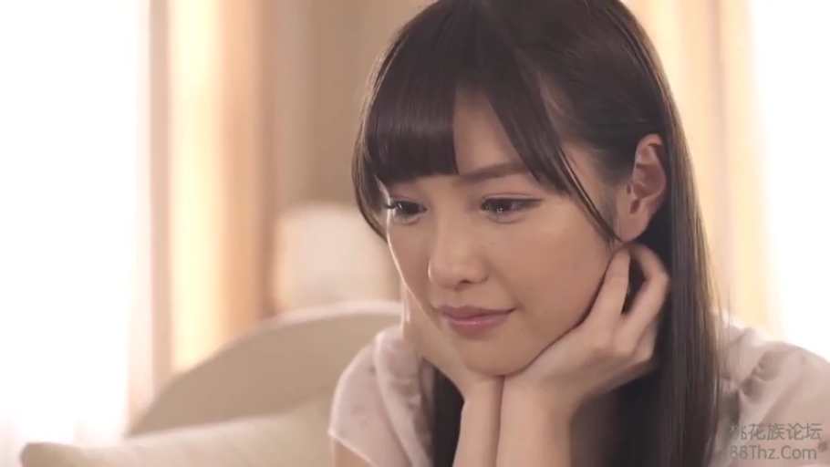 室内 · 脸部特写 · 微笑 · 静坐 · 长发 · 托腮 · 浅色上衣