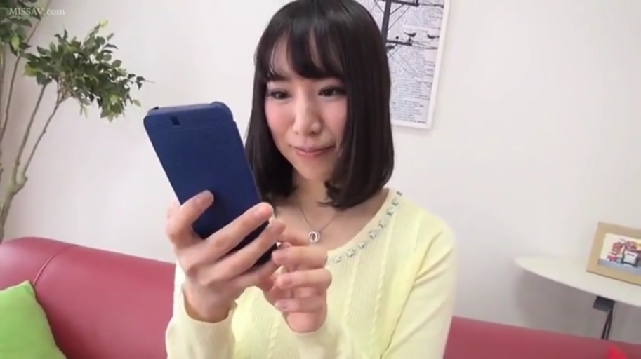 微笑 · 客厅 · 脸部近景 · 浅黄色针织衫 · 蓝色手机壳