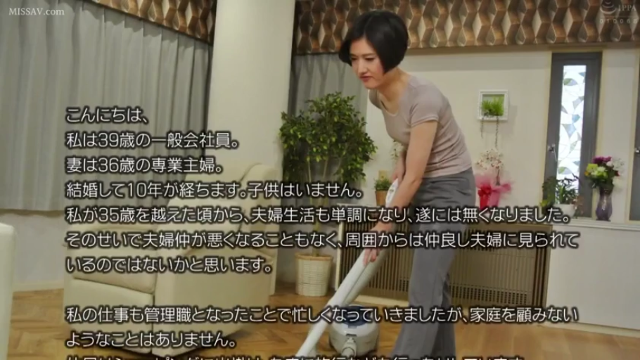 平静 · 室内リビング · 浅色修身短袖 · 吸尘器 · 人物半身特写 · 日语字幕说明