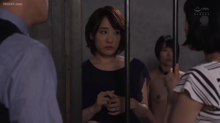 站立 · 中景 · 观察 · 常服 · 铁栅栏 · 牢房 · 忧虑