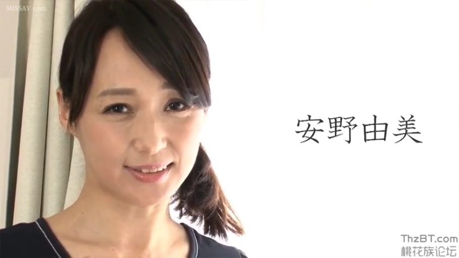 室内 · 柔和 · 面部特写 · 深色上衣 · 人物名称文字
