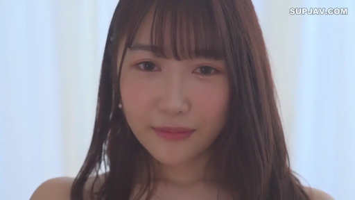 室内 · 脸部特写 · 微笑 · 注视 · 正面 · 亚洲女性 · 裸肩