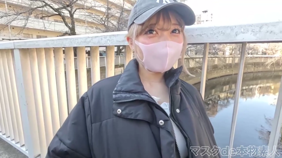 注视镜头 · 上半身特写 · 桥上 · 黑色厚羽绒服 · 日语水印 · 灰色棒球帽