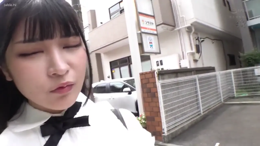 脸部特写 · 黑色领结 · 户外街道 · 神情迷离 · POV风格拍摄