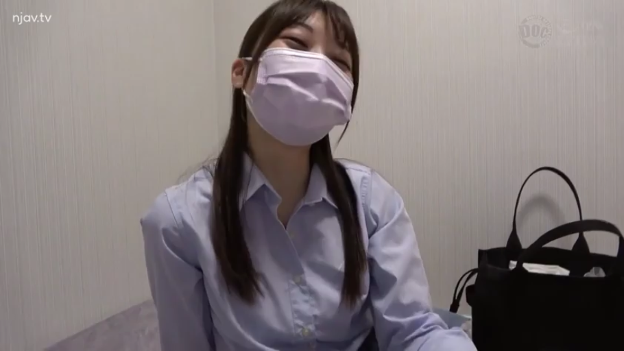 卧室 · 上半身特写 · 眯眼笑 · 口罩 · 浅蓝色衬衫 · 戴口罩
