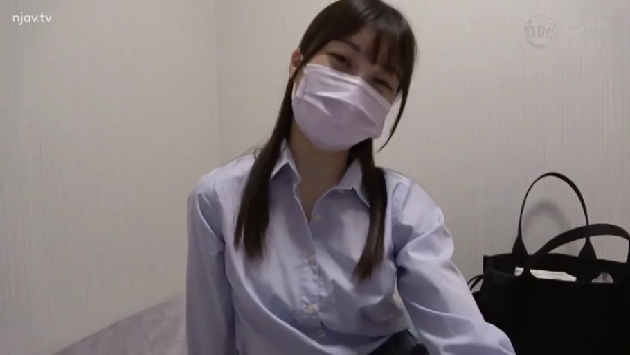 室内 · 坐姿 · 中景 · 注视镜头 · 长发 · 口罩 · 浅蓝色衬衫 · 眯眼微笑