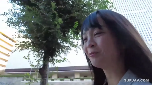 脸部特写 · 娇羞 · 户外街道 · 浅色上衣