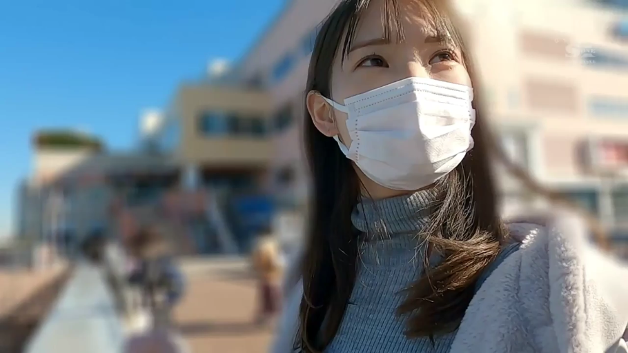 白色外套 · 户外 · 头部特写 · 侧头