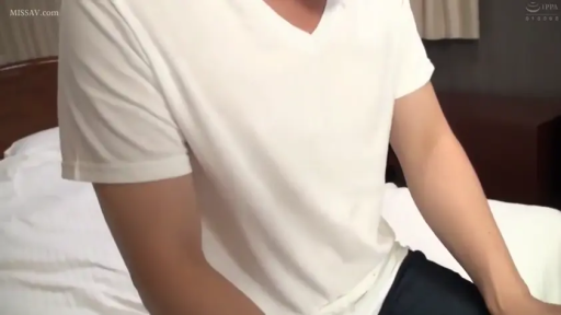 酒店 · 无表情 · 深色长裤 · 上半身躯干