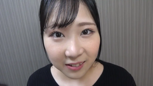 室内 · 脸部特写 · 微笑 · 凝视 · 黑色上衣 · 亚洲女性 · 正对镜头