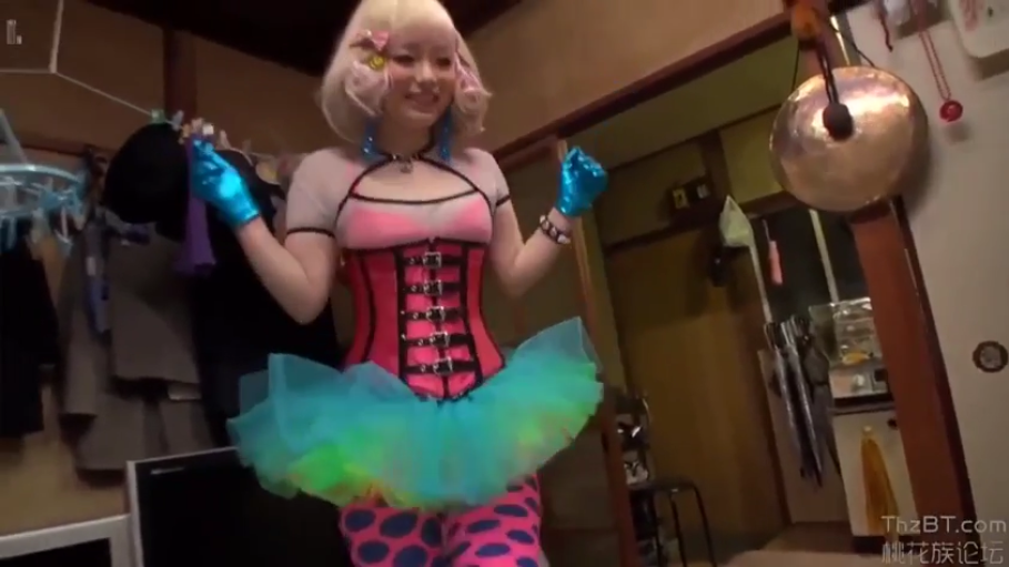 民宅房间 · 服装细节特写 · 手套 · 活泼 · 蓝色紧身手套
