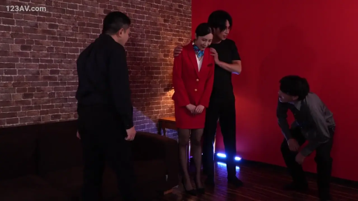 室内 · 站立 · 全景 · 沙发 · 多人 · 紧张 · 空姐制服 · 多人围困