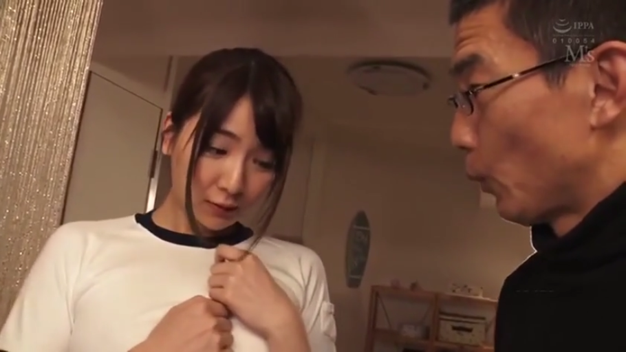 室内 · 眼镜 · 站立 · 中景 · 害羞 · 体操服 · 日本 · 抓衣襟