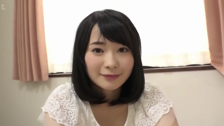 室内 · 脸部特写 · 微笑 · 白色蕾丝上衣 · 注视镜头 · 正面坐姿 · 黑发