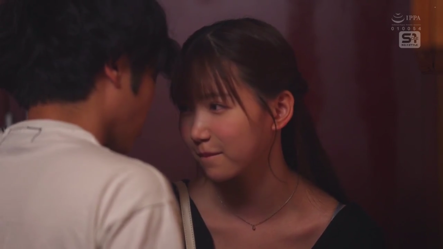 室内 · 脸部特写 · 微笑 · 面对面 · 黑色低胸装 · 暧昧对视