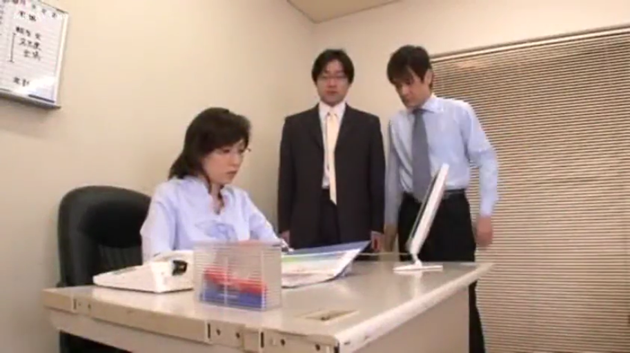 办公室 · 办公文具 · 深色西装 · 人物中景 · 女员工表情专注