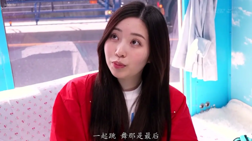 坐姿 · 交谈 · 面部特写 · 车内 · 红色外套 · 亚洲女性 · 自然表情