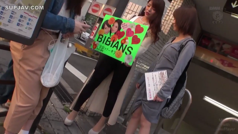 黑色紧身裤 · 户外 · 交谈 · BIBIANS宣传牌
