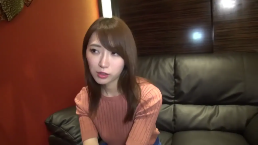 坐姿 · 中景 · 自然 · 室内沙发 · 长发 · 访谈 · 粉色针织短袖