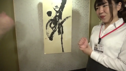 办公室 · 微笑 · 上半身特写 · 深色裙子 · 员工工牌