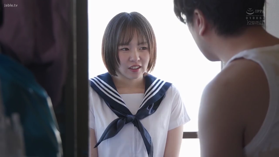 室内 · 站立 · 中景 · 微笑 · 对话 · 水手服 · 短发