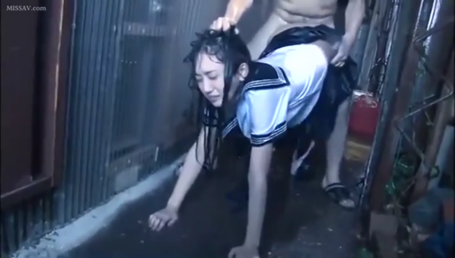 光腿 · 后入 · 头发凌乱 · 后背特写 · 室外 · 潮湿地面