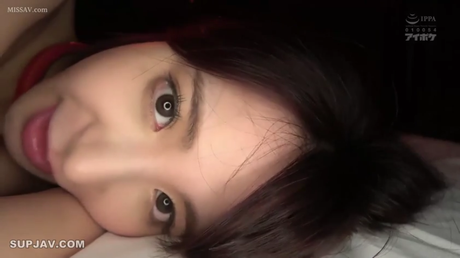 脸部特写 · 卧室 · 微笑 · 注视镜头 · 侧卧 · 日本AV · 红色上衣