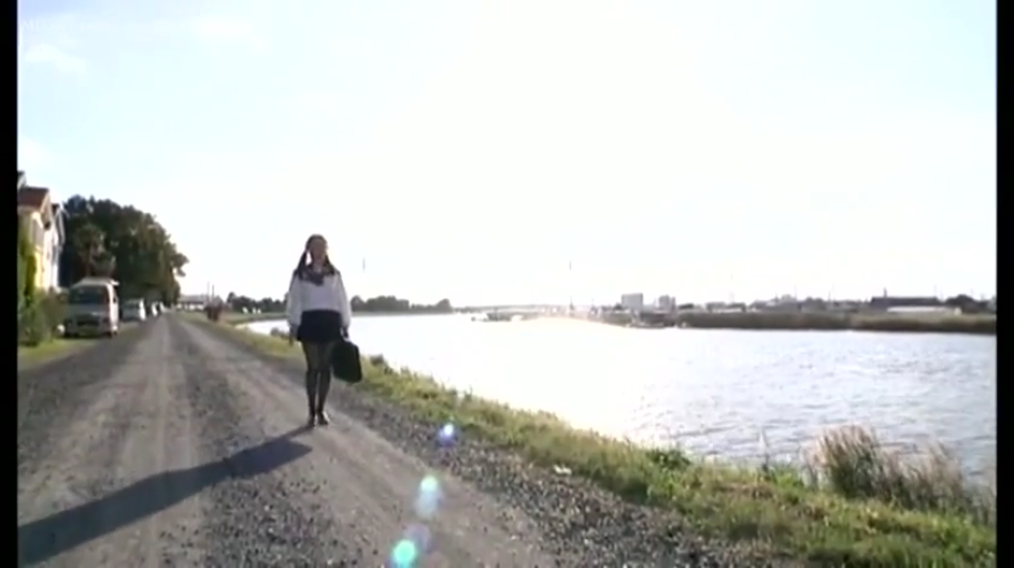 平静 · 长筒袜 · 书包 · 阳光充足 · 河边道路