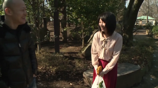 害羞 · 公园 · 购物袋 · 光线明亮 · 男士黑色羽绒服 · 中景镜头
