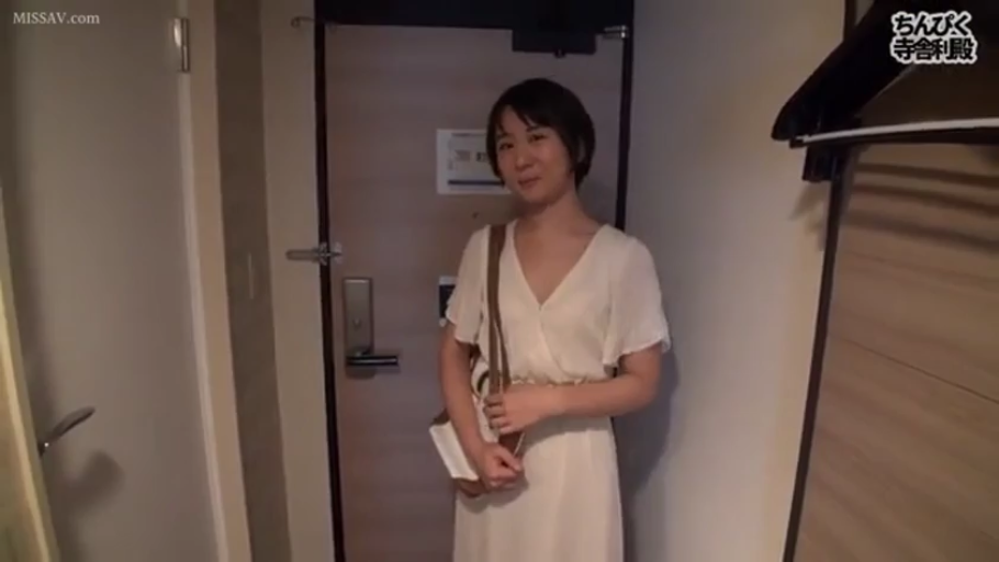 站立 · 酒店房间 · 注视镜头 · 短发 · 半身像 · 白色连衣裙 · 单肩包 · 自然微笑