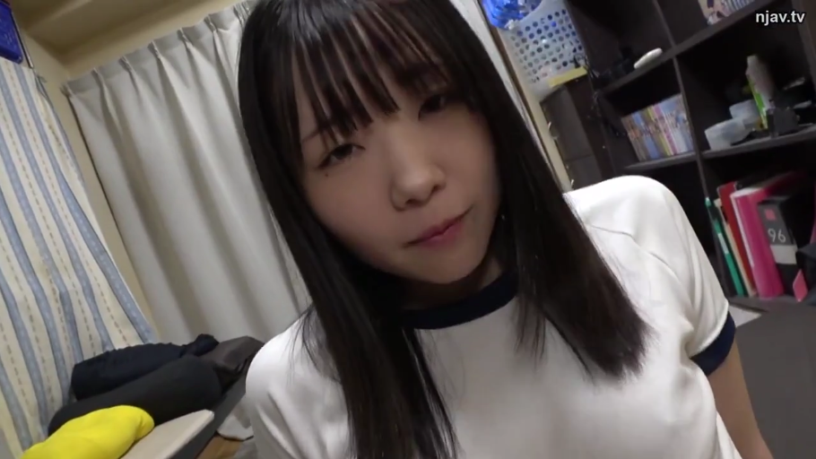 卧室 · 面部特写 · 注视镜头 · 日本体操服